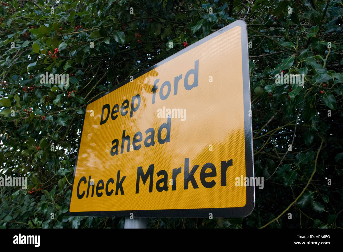 Vérifier l'avance Deep Ford road sign marqueur Banque D'Images