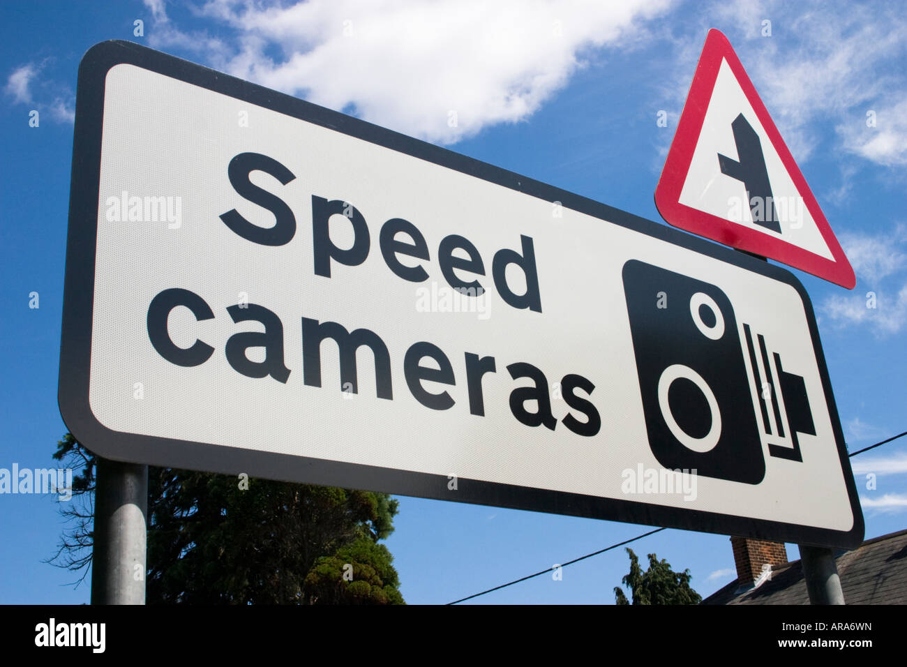 Radars signent fond blanc Banque de photographies et d’images à haute