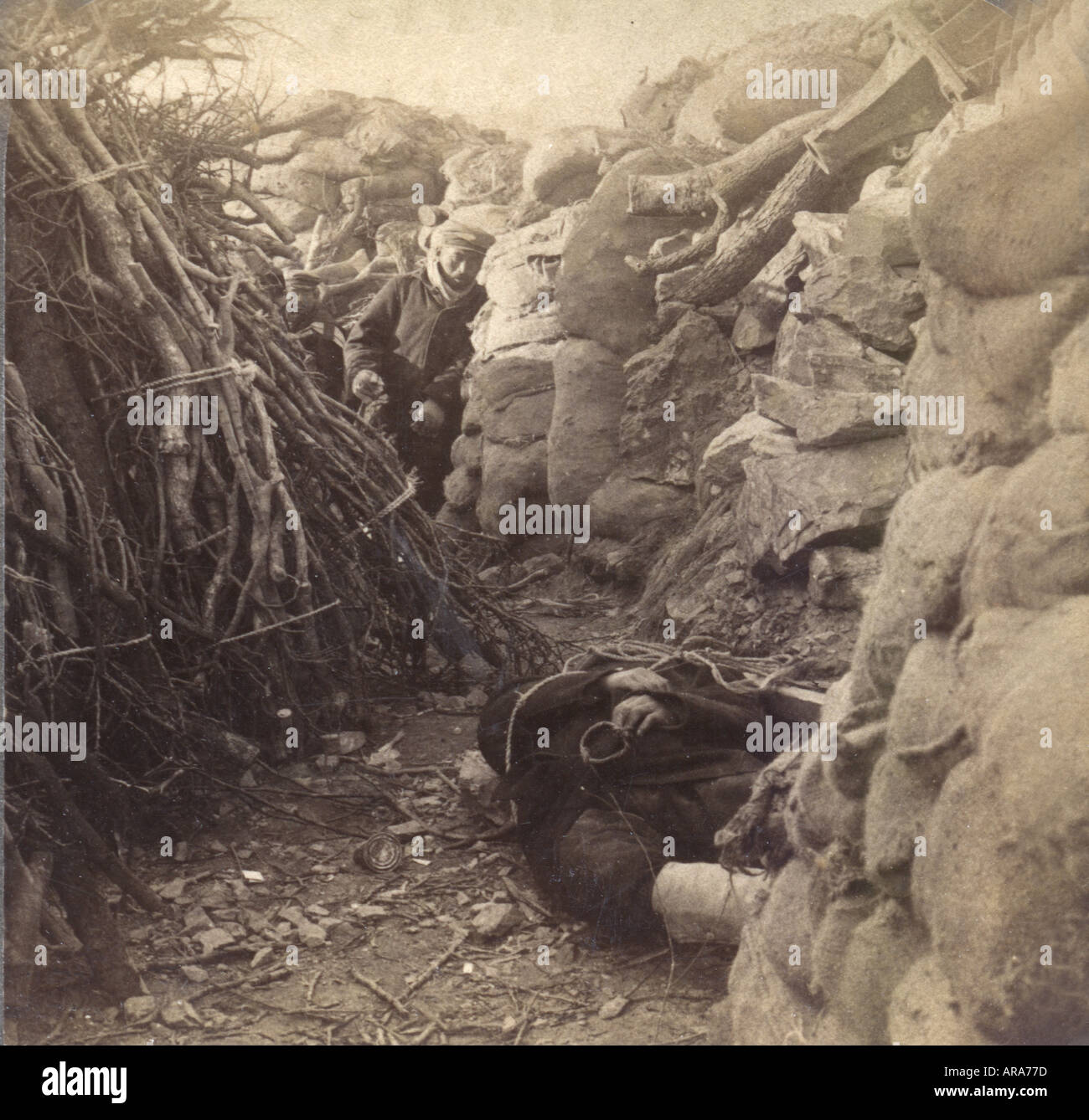 Japanese tranchée avec soldat mort près de la Fédération de forts de la guerre de 1904 Japonais Russo 1905 Banque D'Images