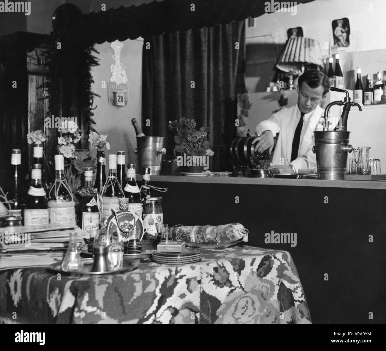 Géographie/voyage, Allemagne, Munich, gastronomie, restaurant "Balkan Grill", vue intérieure, bar, 1954, , Banque D'Images