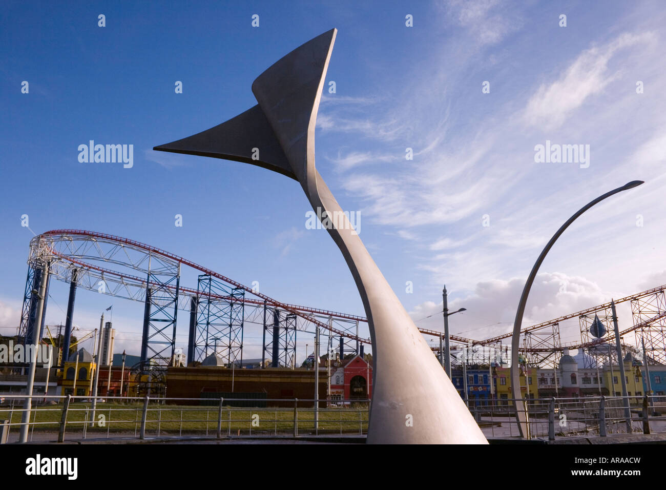 Blackpool Lancashire England South Promenade sculpture à l'abri du vent pivotant grand roller coaster derrière Banque D'Images