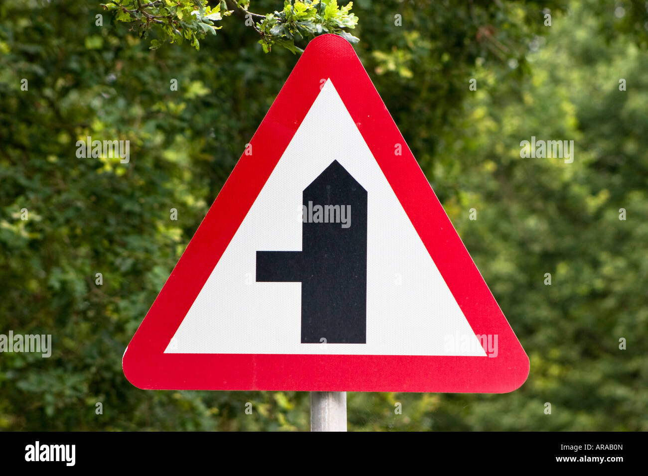Attention la sortie sur la gauche panneau routier Banque D'Images