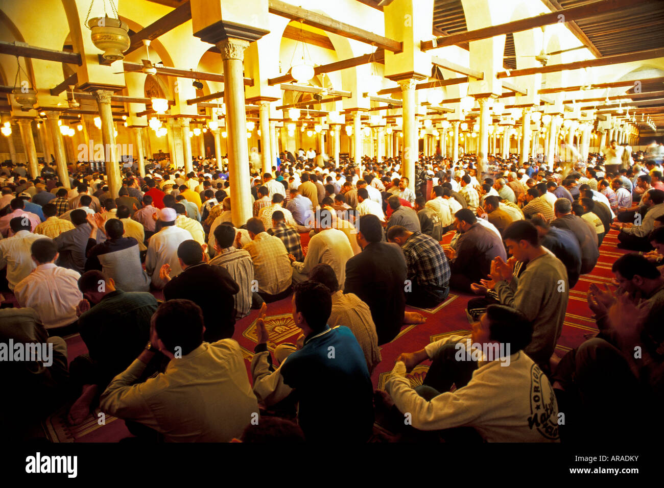 Les musulmans dans la mosquée Al Azhar pour prier le vendredi, Le Caire Egypte. Banque D'Images