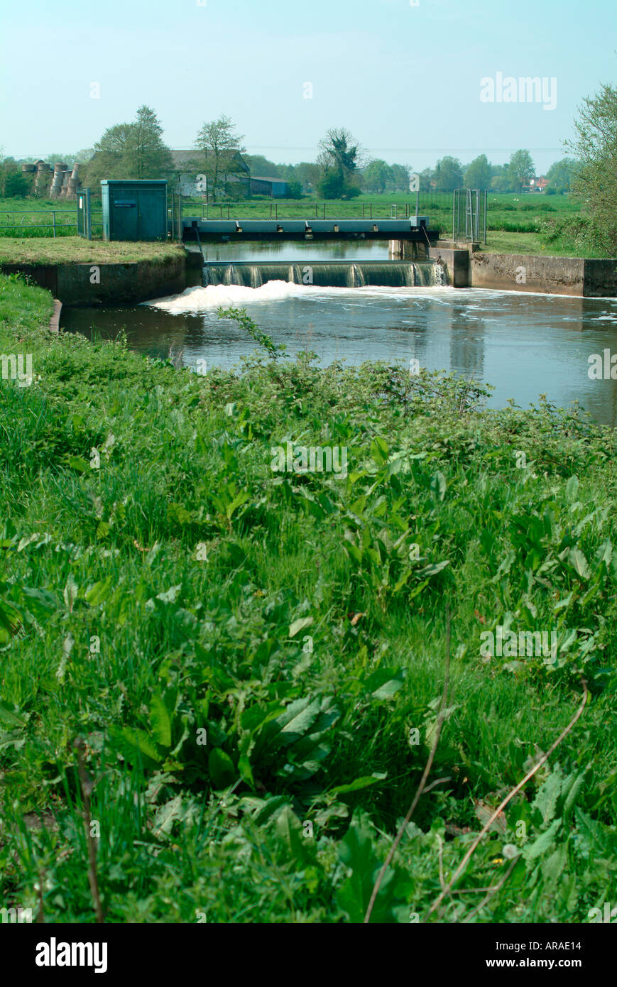 Weir sur rivière Waveney Serrures à Wainford Banque D'Images