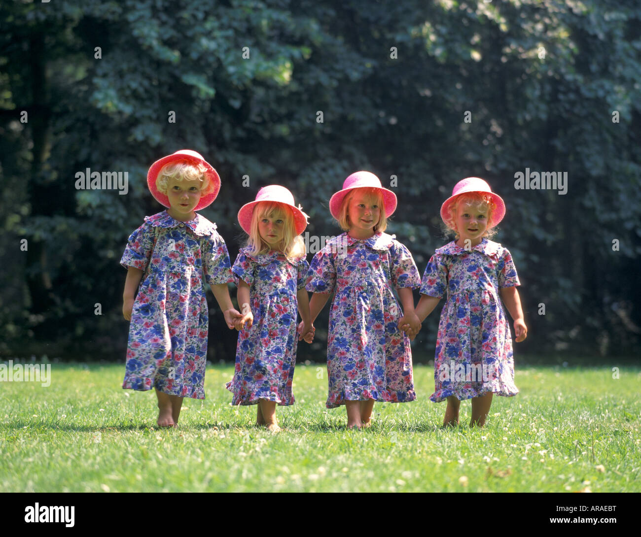 4 filles dans une rangée avec chapeaux rose Banque D'Images 4 filles dans une rangée avec chapeaux rose Banque D'Images