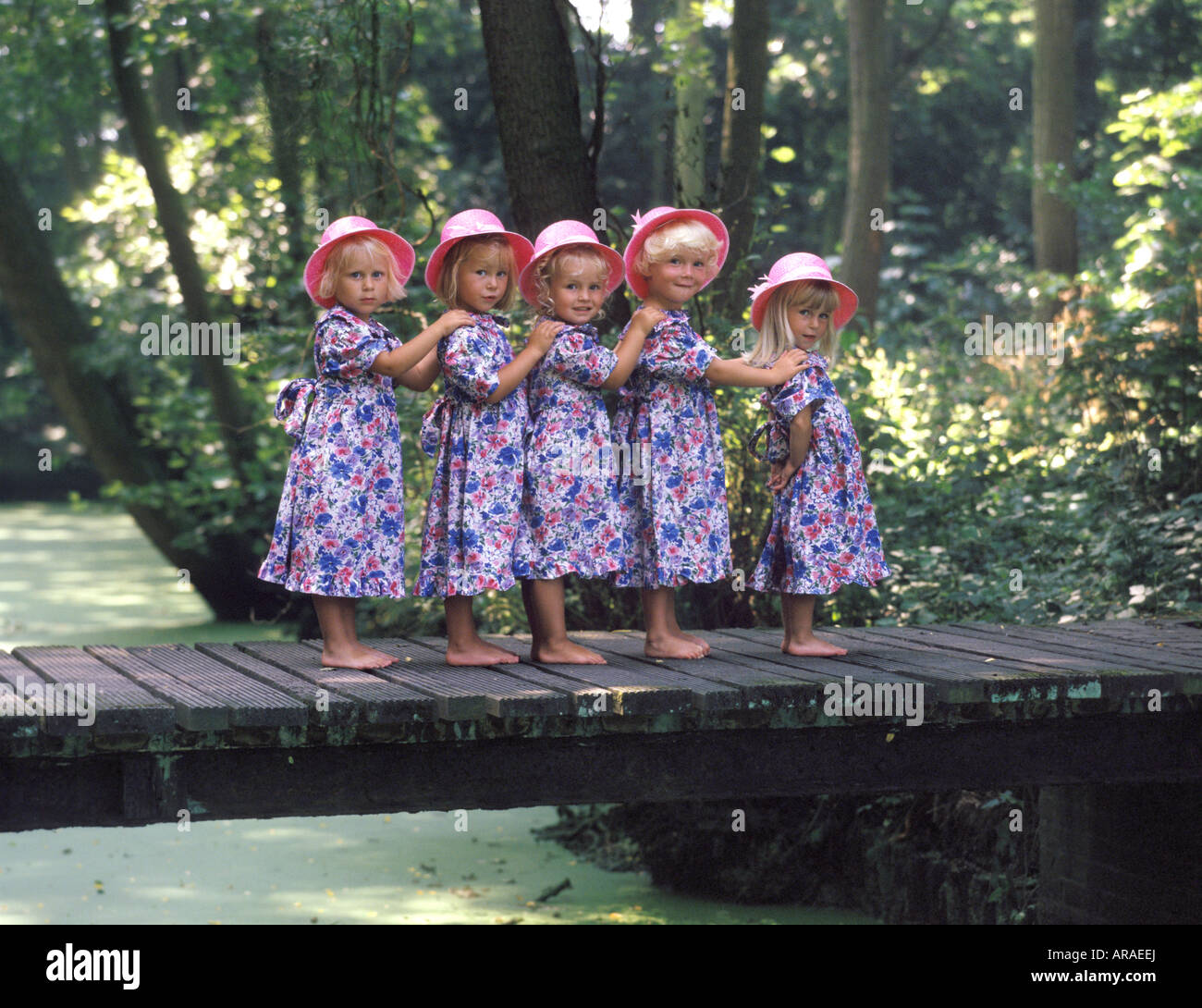 5 in a row avec chapeaux rose Banque D'Images