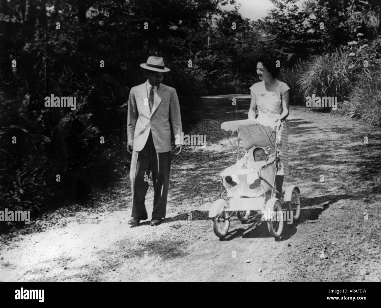 Akihito, * 23.12.1933, Empereur (tenno) du Japon depuis 7.1.1989, en pleine longueur, avec sa femme Empress Michiko et son fils Naruhito, 1960, Banque D'Images