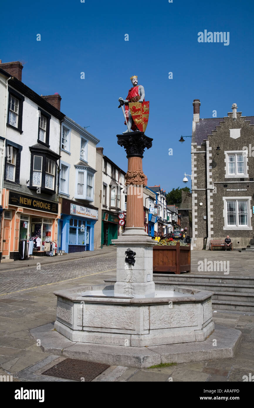 Peint bronze statue de Prince Llewelyn ap Llewellyn Iorwert J sur fontaine d'eau potable et à travers le centre-ville de Conwy Wales UK Banque D'Images