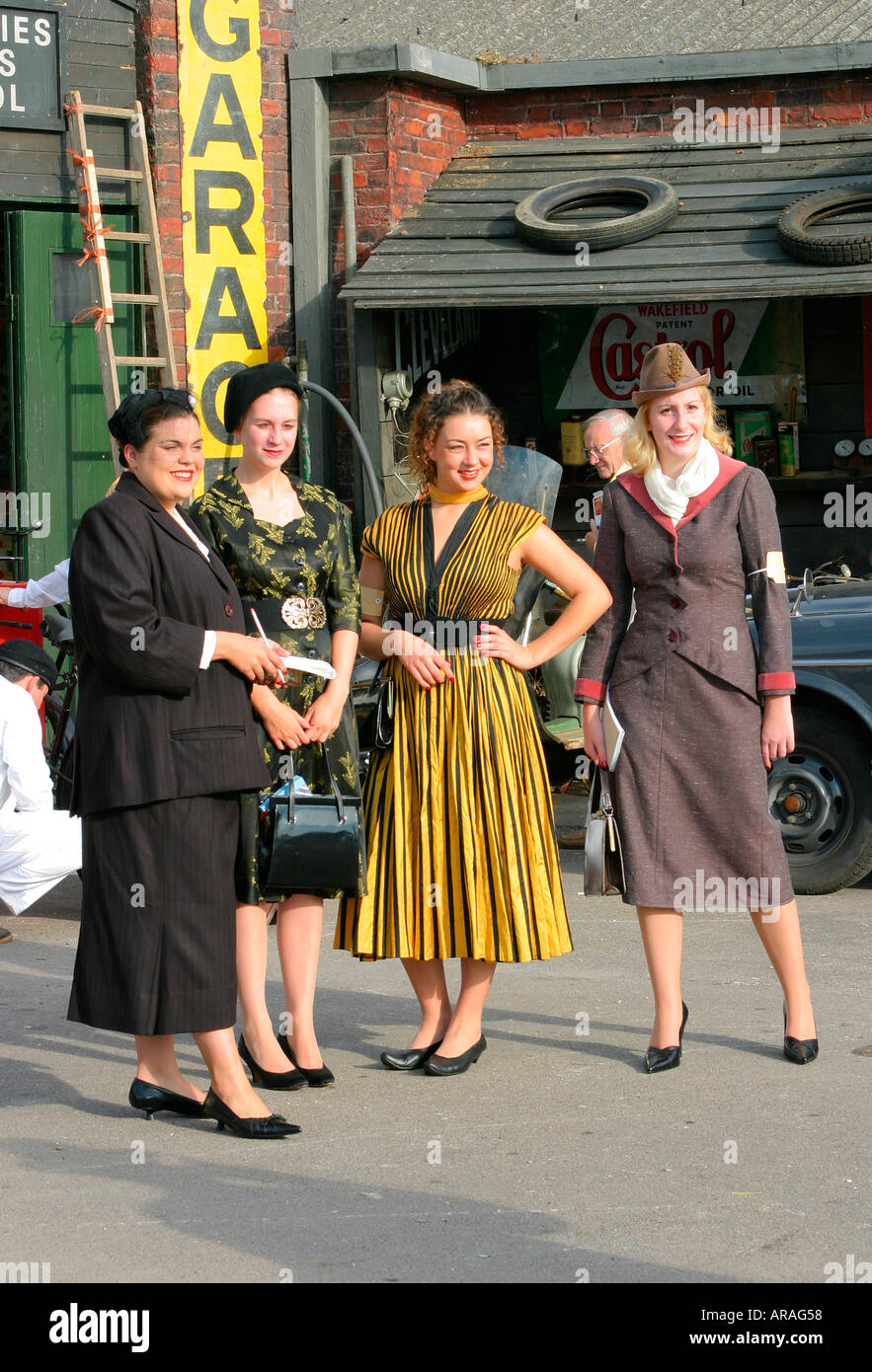 Goodwood Revival meeting avec les visiteurs en costume Banque D'Images
