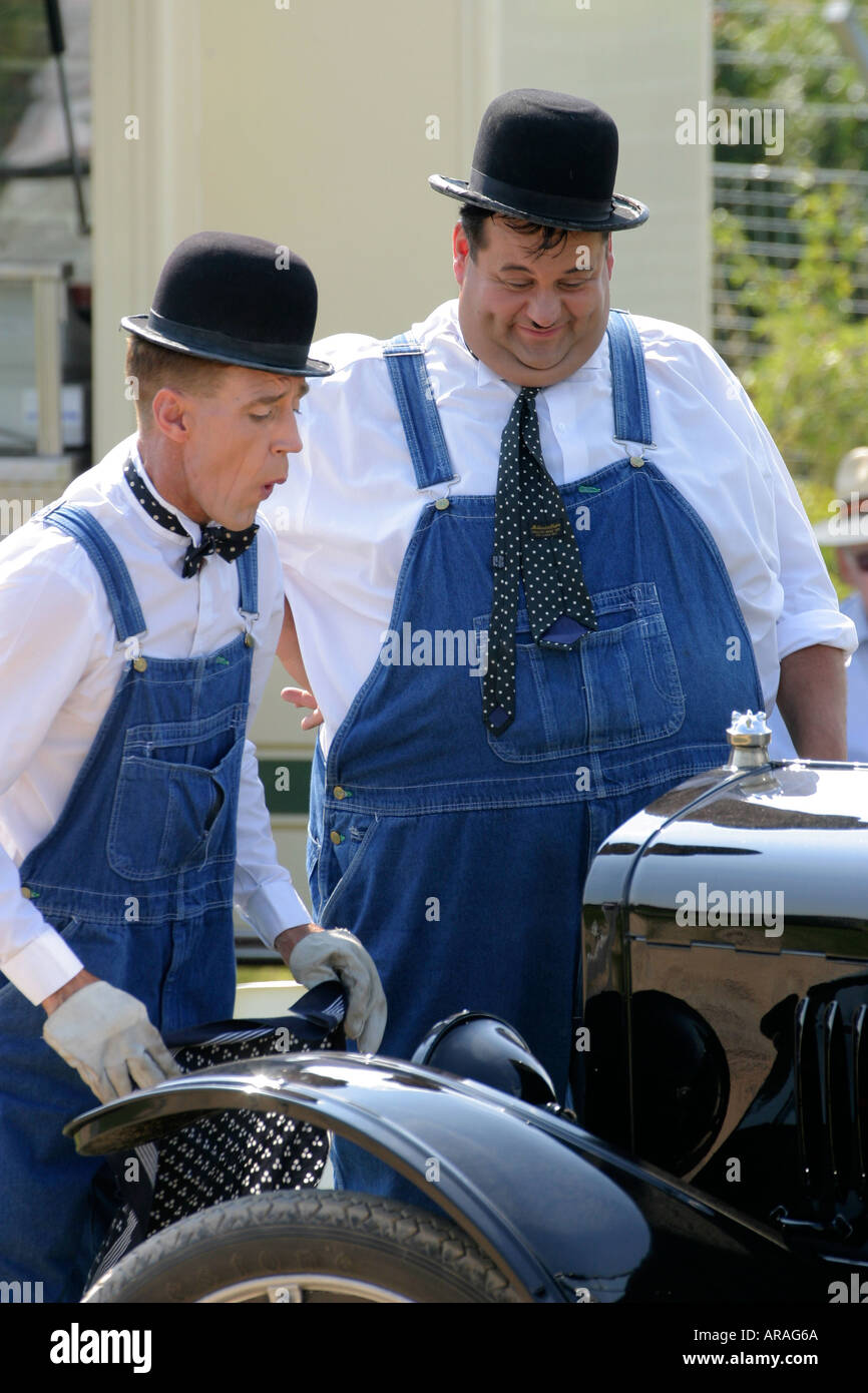 Laurel et Hardy assimilés avec voiture à Goodwood Revival Banque D'Images