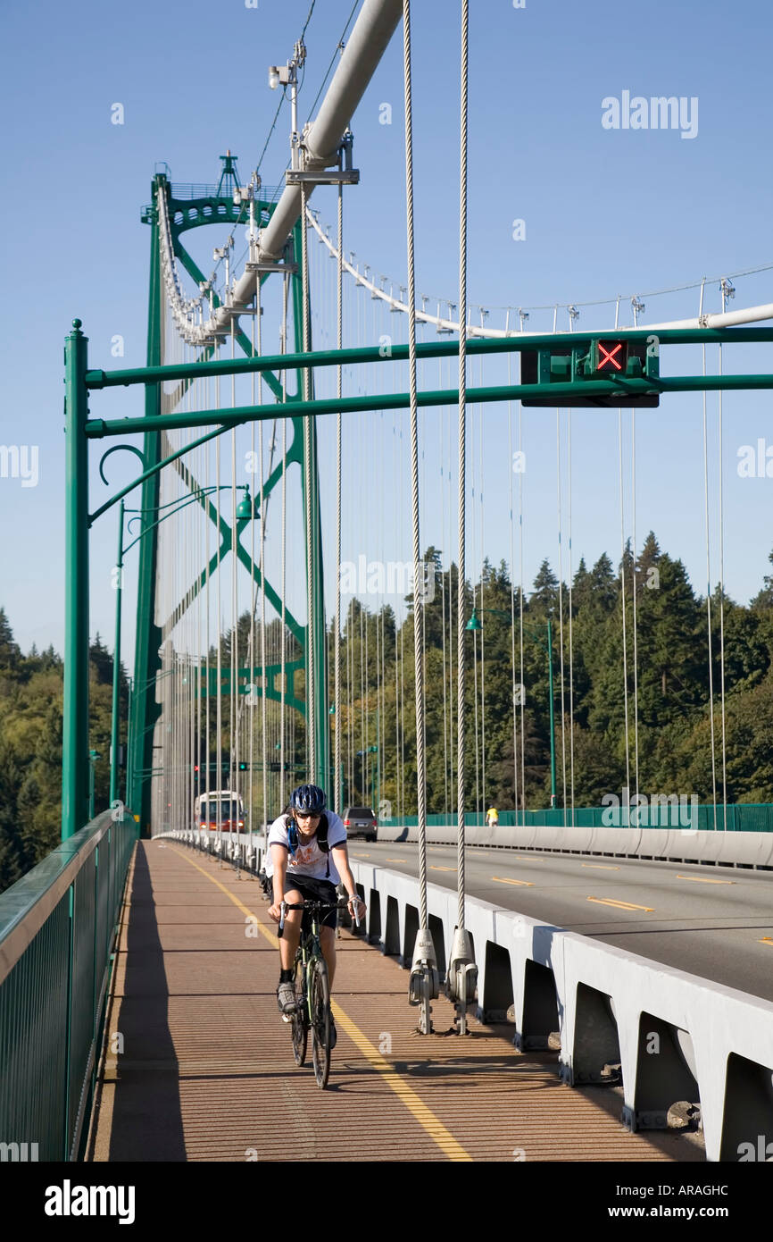 Passage des cyclistes sur le pont Lion's Gate cycle path avec Stanley Park à Vancouver British Columbia Canada d'arrière-plan Banque D'Images