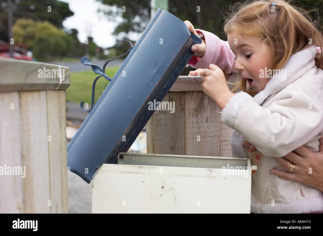 Excitée jeune fille (5-7 ans) à la lettre en fort Banque D'Images