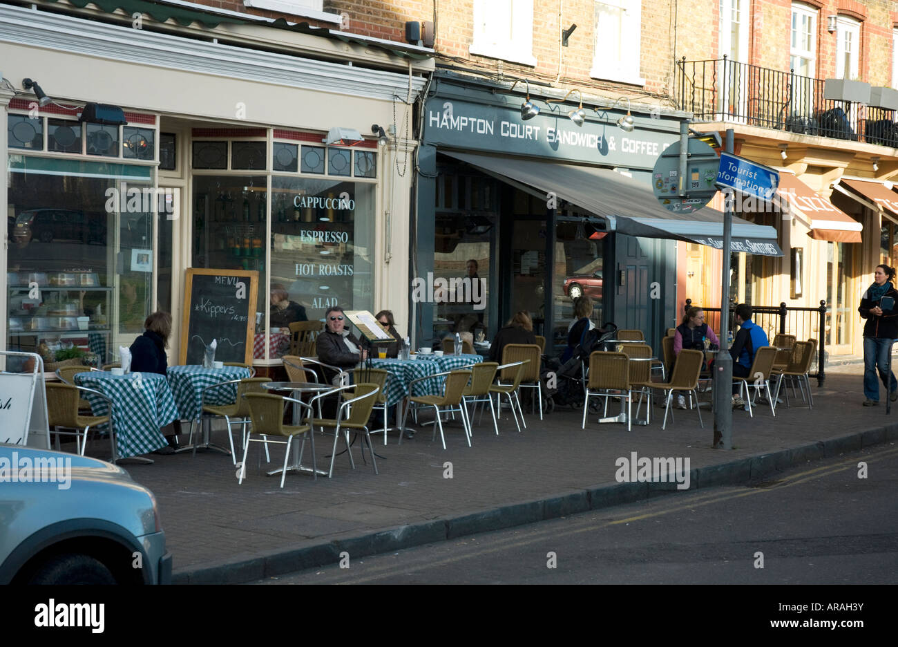 Cafés sur trottoir Hampton Court Banque D'Images