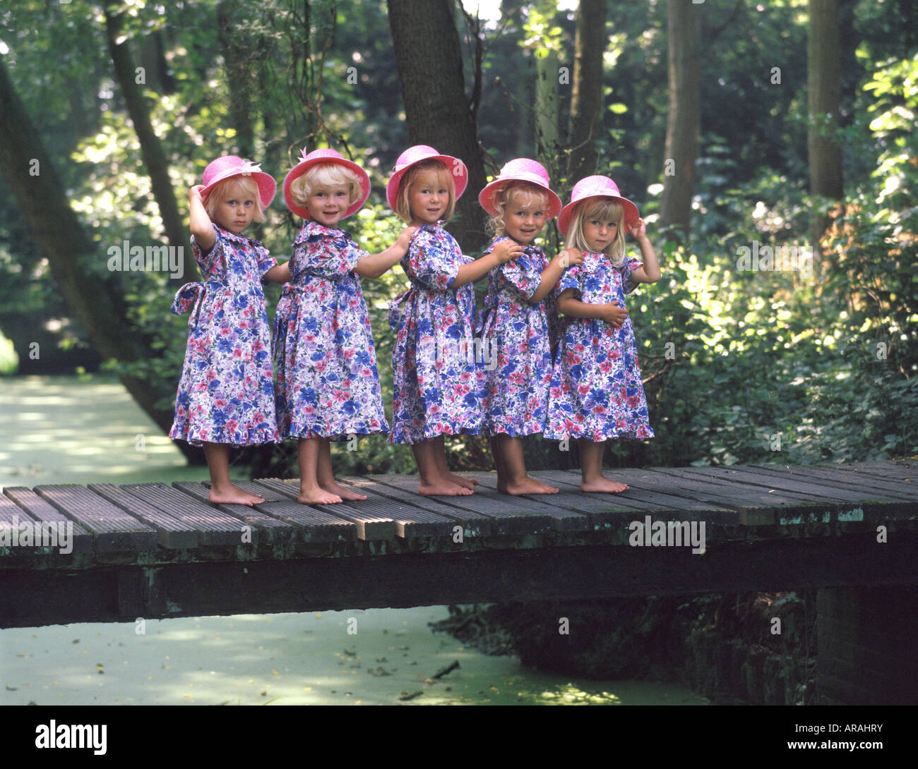 5 in a row avec chapeaux rose Banque D'Images 5 in a row avec chapeaux rose Banque D'Images
