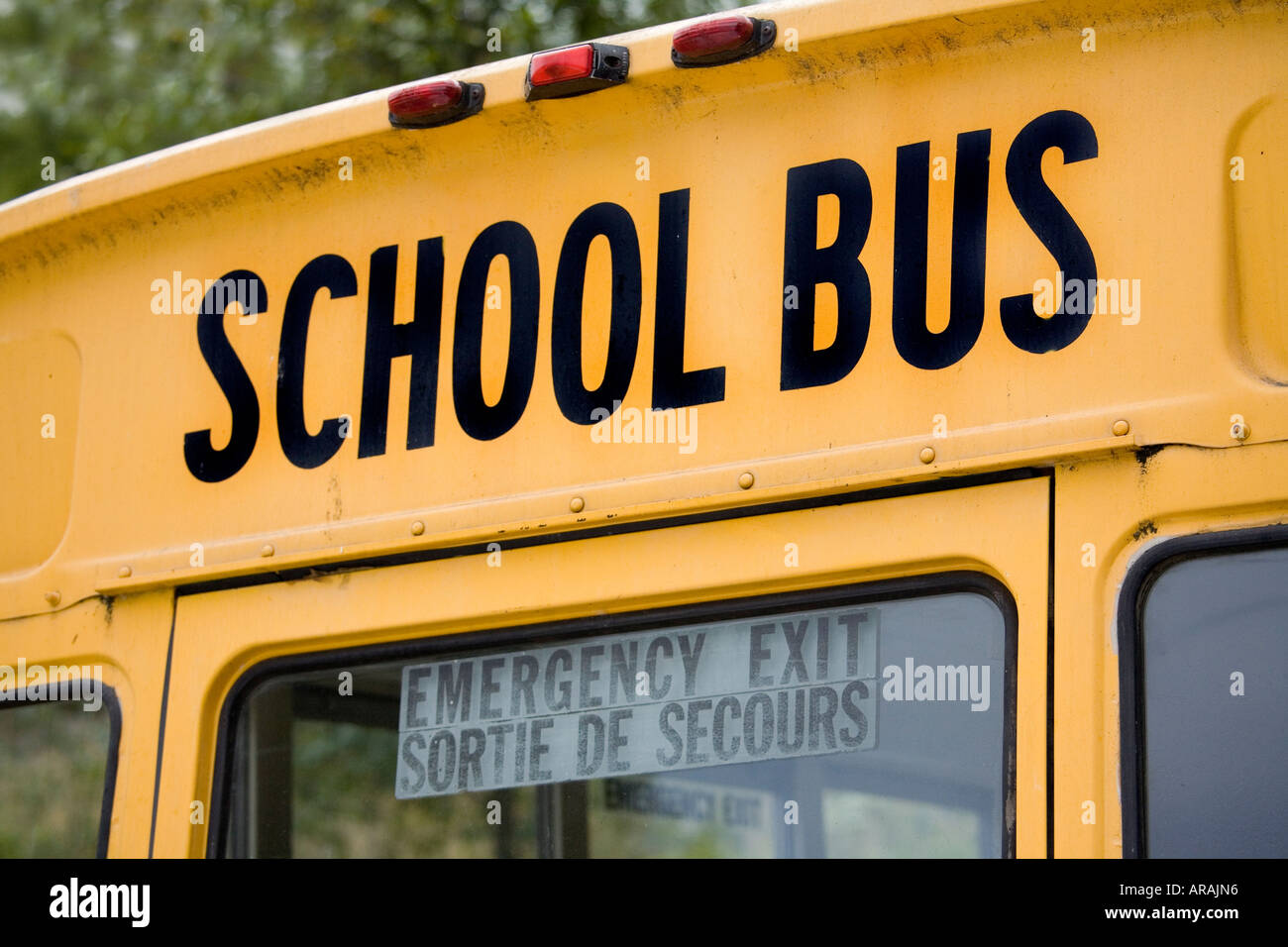 School bus et issue de secours signe sur l'arrière du véhicule de l'île de Vancouver, Canada Banque D'Images