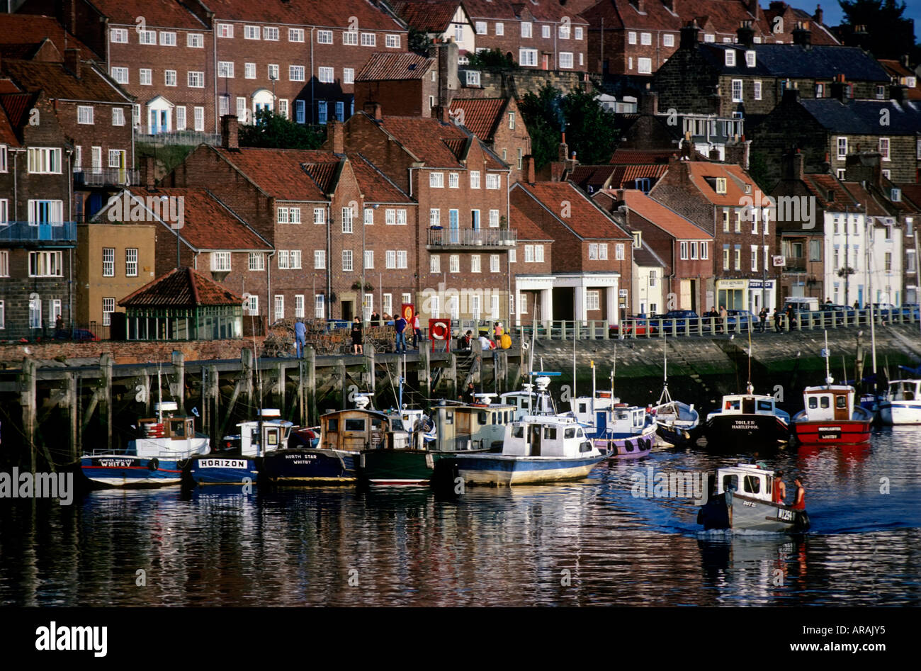 Des bateaux et des maisons en terrasse Port Whitby, North Yorkshire Angleterre UK Banque D'Images