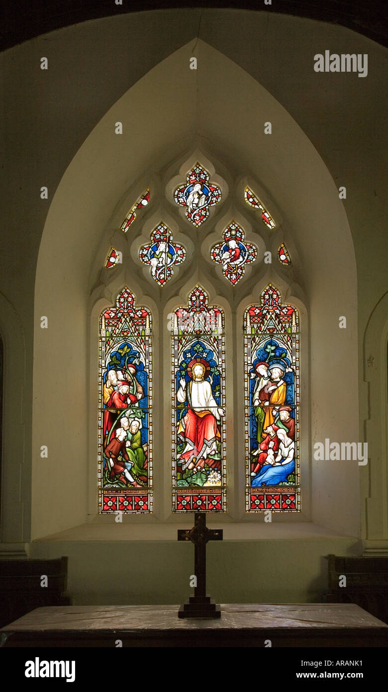Vitraux fenêtres est représentant Jésus avec ses disciples à Saint Tudno-s église du 12ème siècle grand orme North Wales UK Banque D'Images