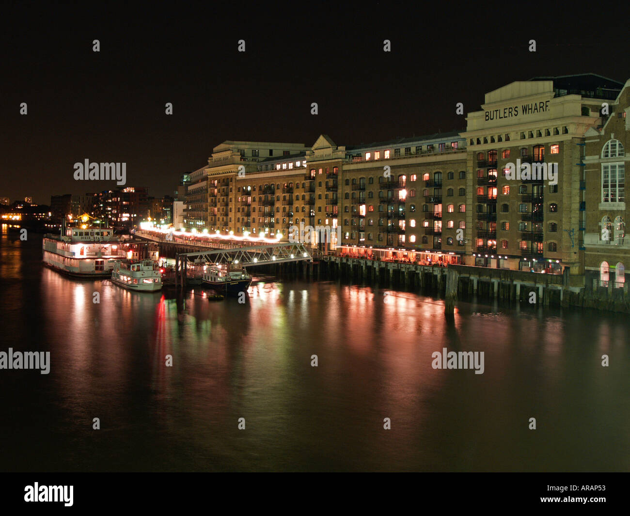 Soirée shot de Butlers Wharf avec des bateaux sur la Tamise, Londres UK Banque D'Images