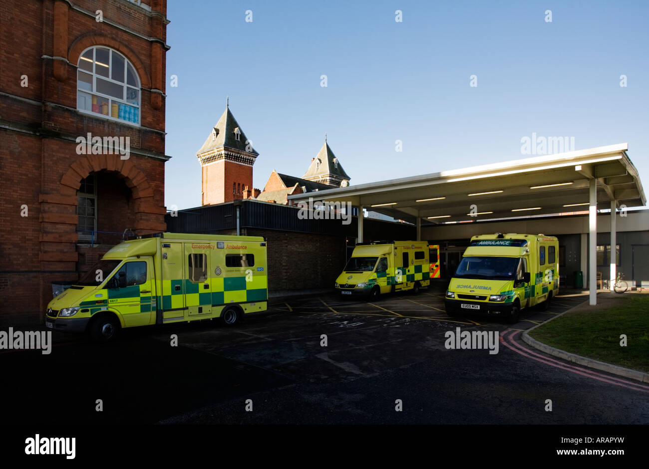 Les ambulances ambulance bay à l'arrière de Whipps Cross Centre d'urgence ou d'accident Banque D'Images