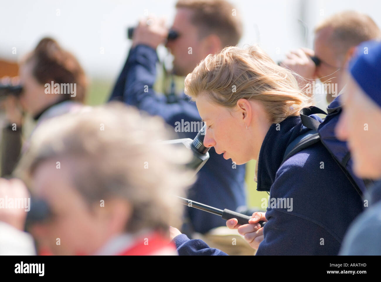 Guide à l'aide d' femelle longue vue sur l'observation des oiseaux, visite Juist, Allemagne Banque D'Images