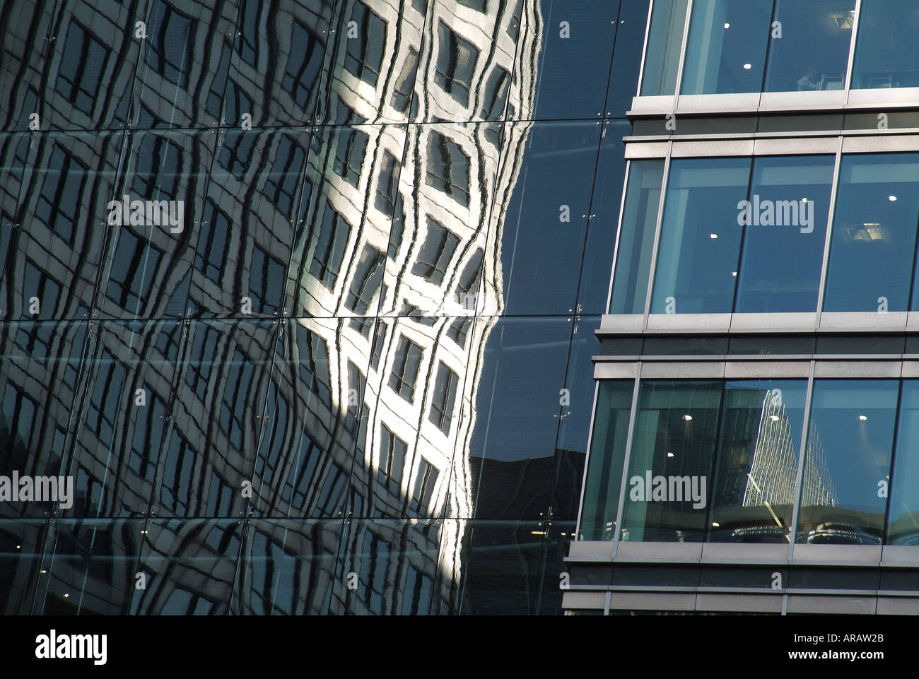 Reflets dans immeuble de bureaux en verre, Londres, Angleterre Banque D'Images