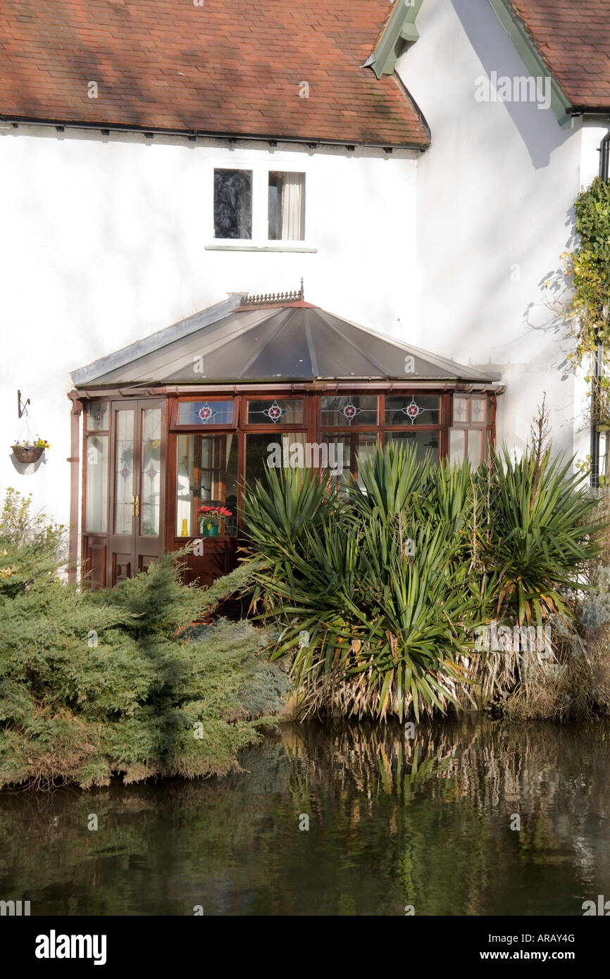 Une véranda chambre à chambre à côté jardin Banque D'Images