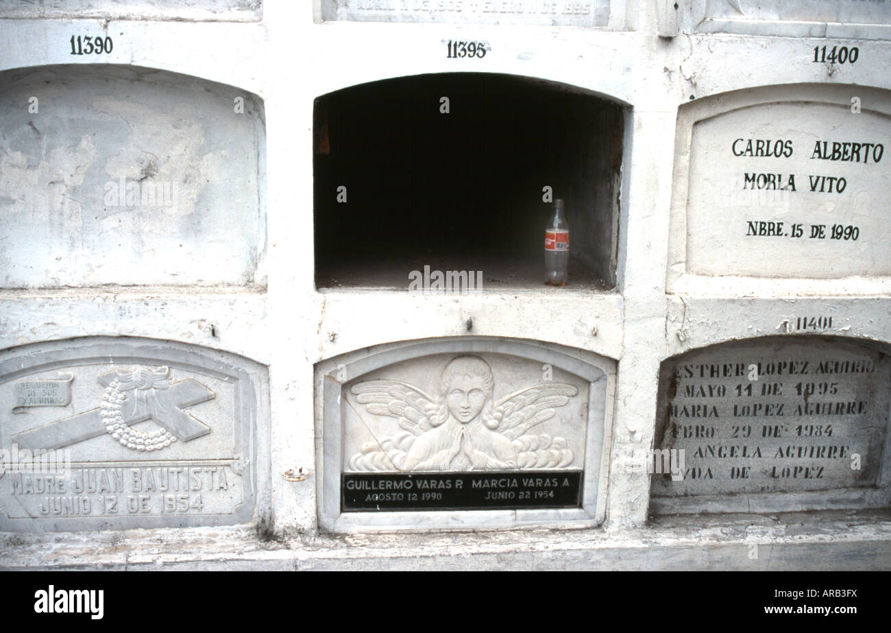 Bouteille de Coca Cola vide au cimetière niche dans Bogota 1996 Banque D'Images