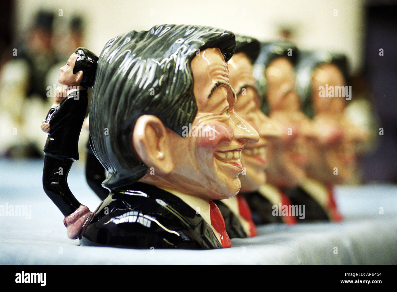 Toby pichets réalisés par Royal Doulton calquée sur le premier ministre britannique, Tony Blair, avec une poignée qui ressemble à Peter Mandelson Banque D'Images