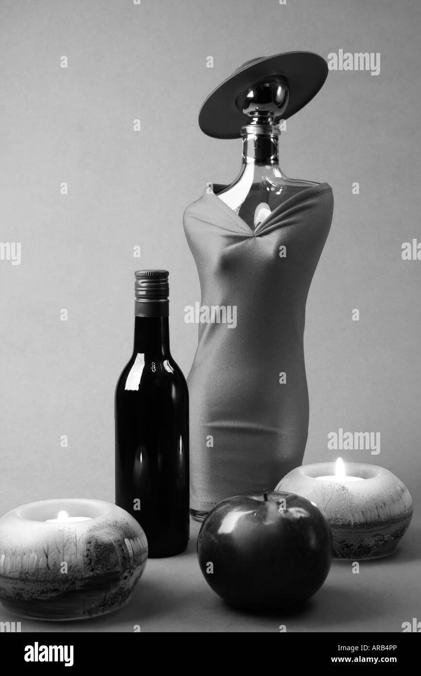 Le premier jour. Composition allégorique de l'homme et de la femme. Nature morte avec bouteilles, apple et lumignon bougie. Vision artistique. Banque D'Images