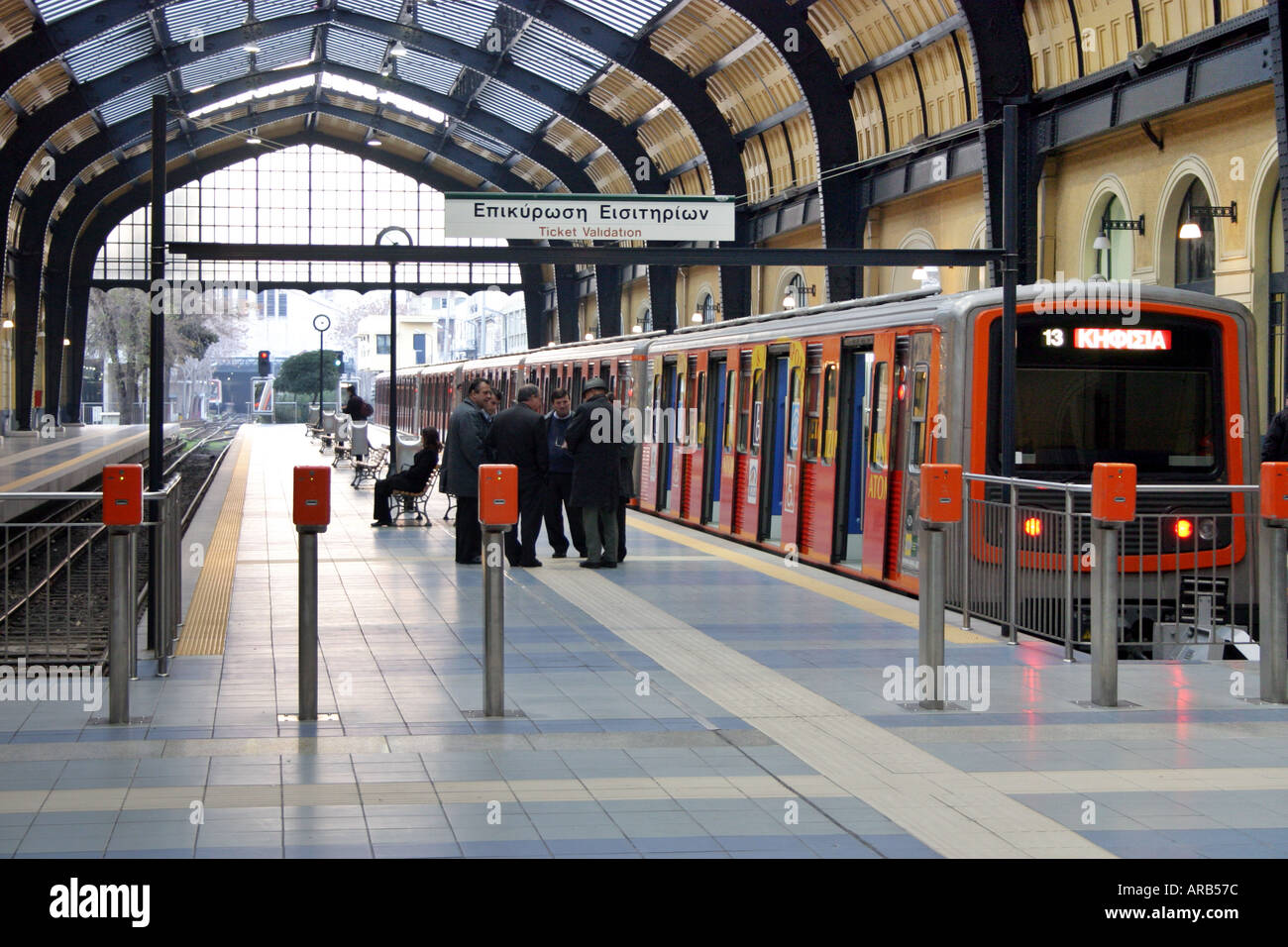 La station de métro Piraeus Athens passager train transport transport port foule deux passagers mobilité move motion billets Banque D'Images