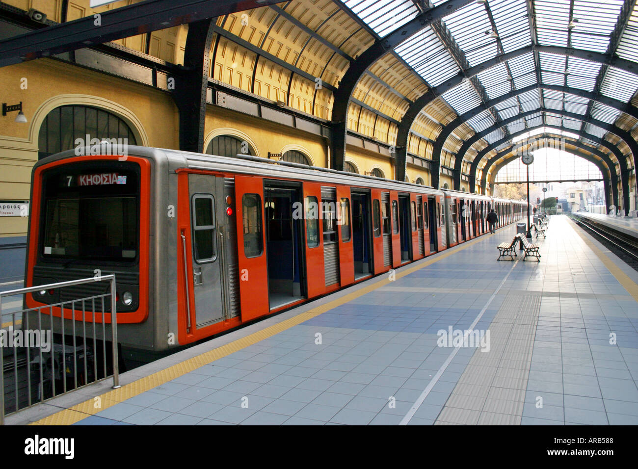 La station de métro Piraeus Athens passager train transport transport port foule deux passagers mobilité move motion billets Banque D'Images
