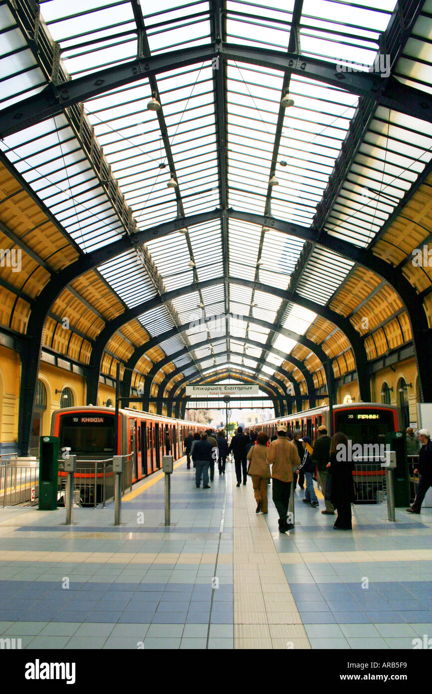 La station de métro Piraeus Athens passager train transport transport port foule deux passagers mobilité move motion billets Banque D'Images