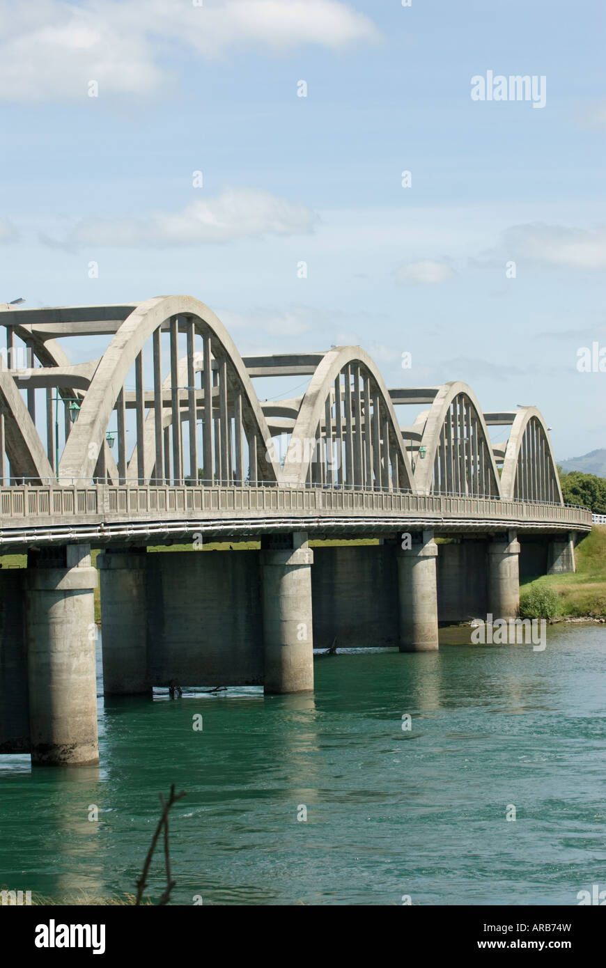 Pont en béton - Balclutha pont sur le fleuve Clutha Banque D'Images