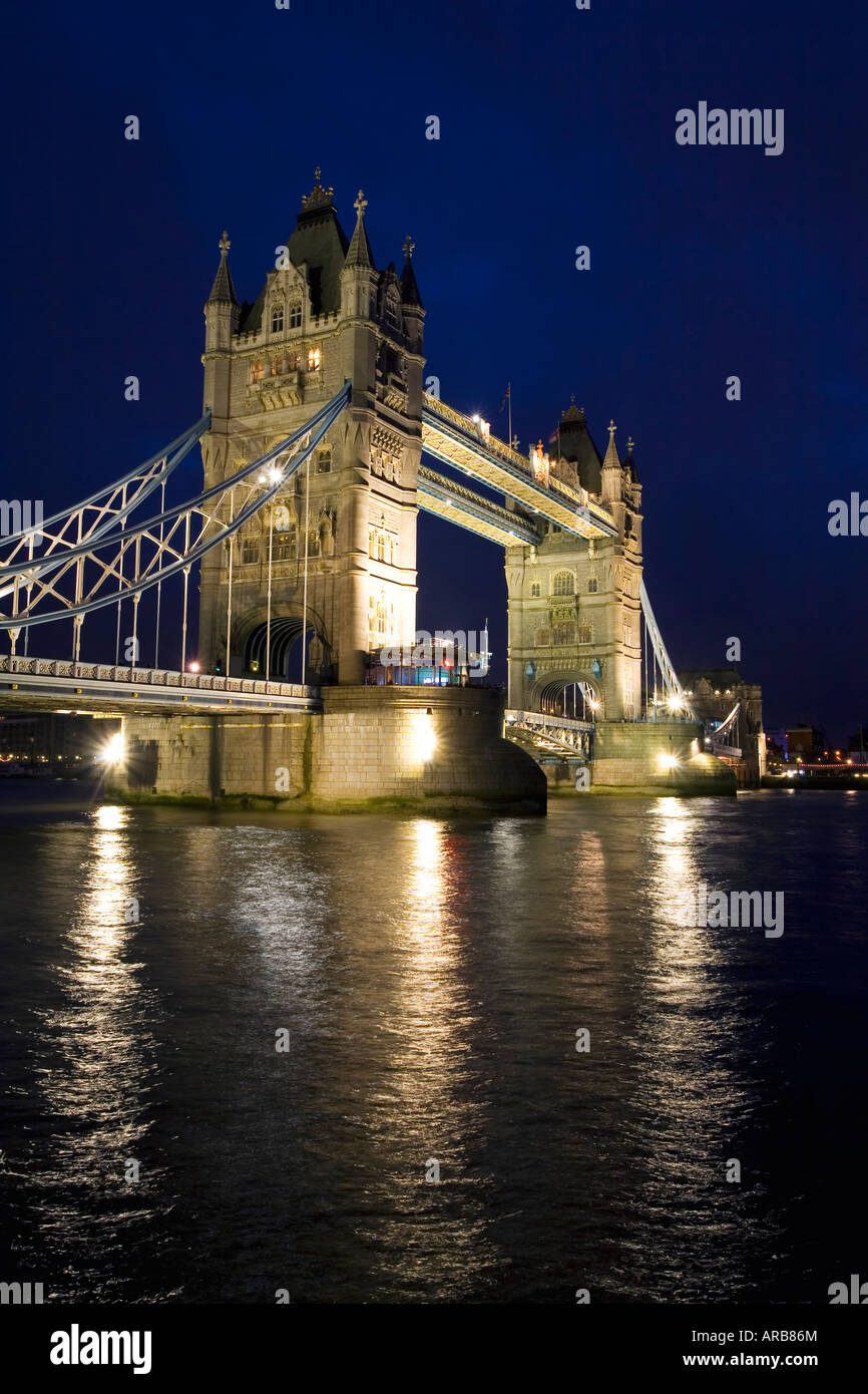 Tower Bridge illuminé de nuit Soir et Tamise London England UK Royaume-Uni GB Grande-bretagne British Isles UE Banque D'Images