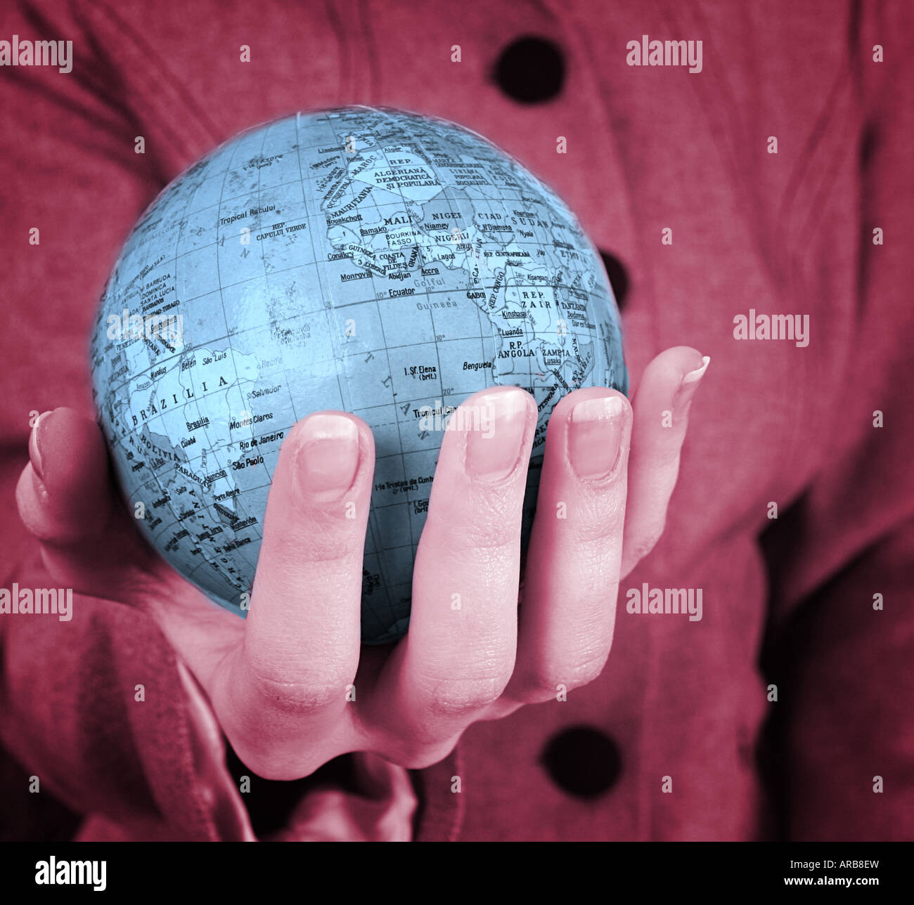 Globe in a girl's hands. Macro image Banque D'Images