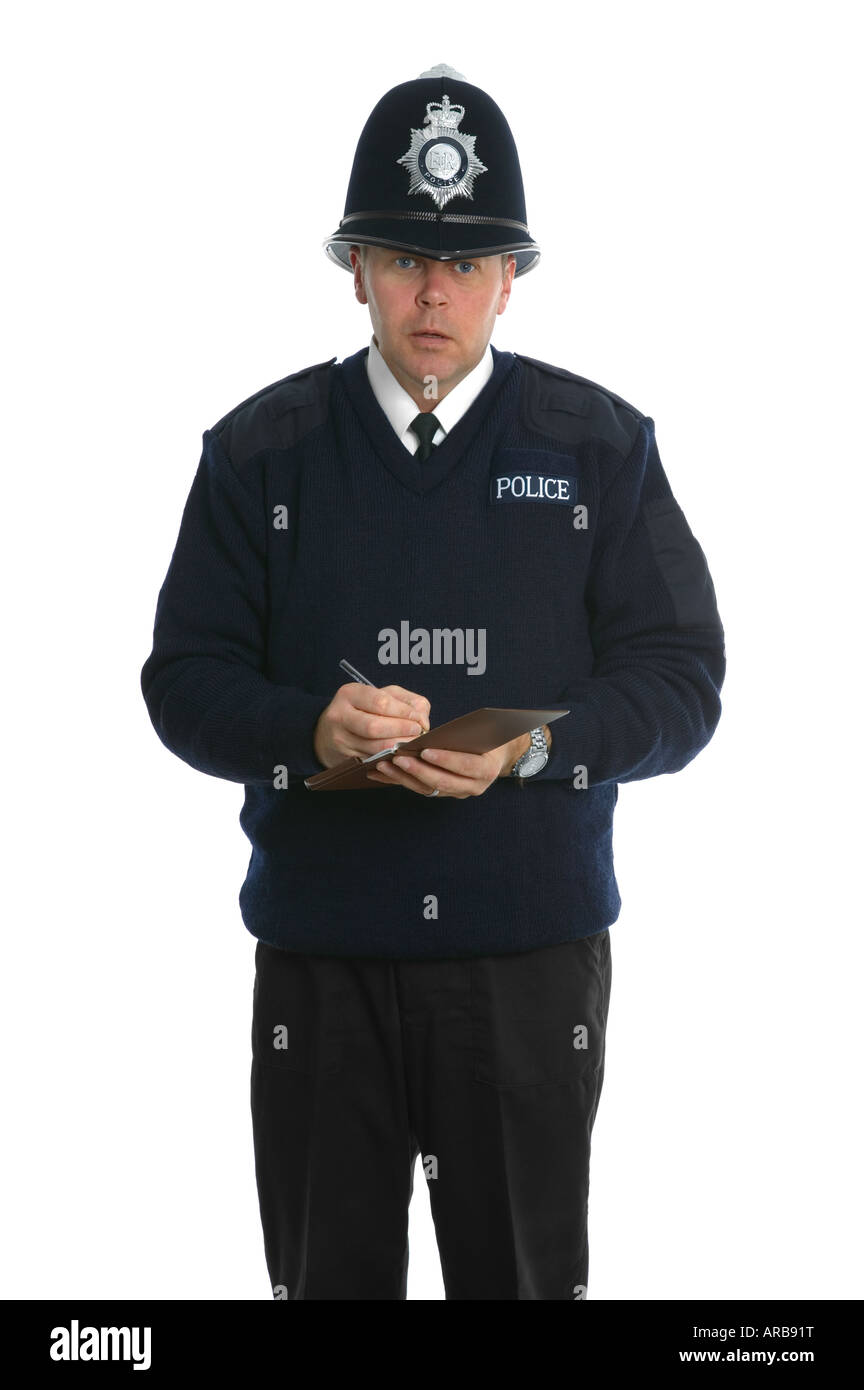Agent de police britannique écrit note dans son livre de poche portant un casque beat gardien traditionnel isolé sur un fond blanc, pur Banque D'Images