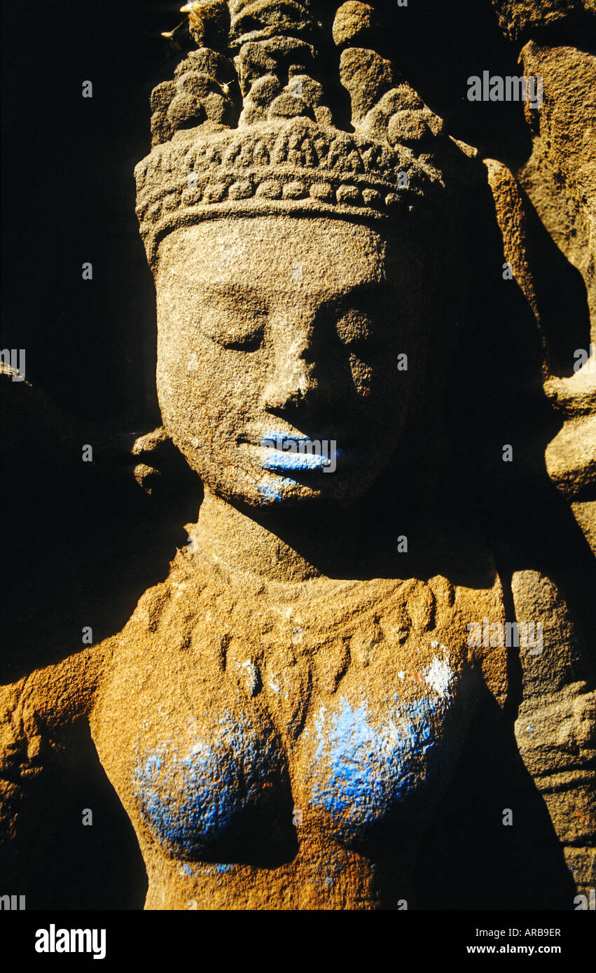 Sculpter à Wat Nokor, Kompong Cham, au Cambodge Banque D'Images