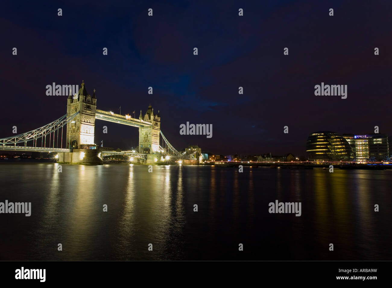 Tower Bridge illuminé de nuit Soir et Tamise London England UK Royaume-Uni GB Grande-bretagne British Isles UE Banque D'Images