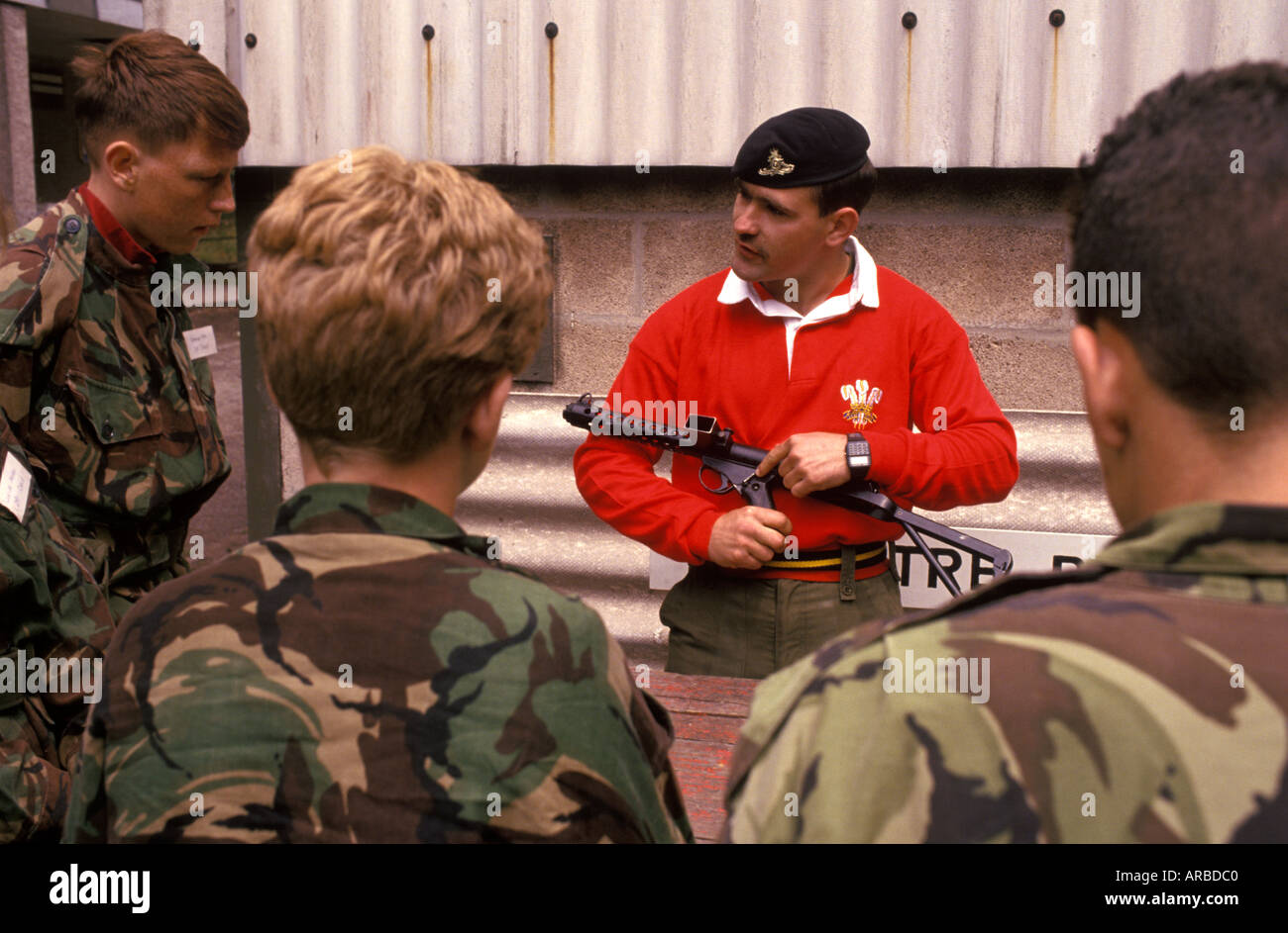 Un soldat du Royal Artilley attaché à la Royal Welsh Fusiliers démontre Banque D'Images