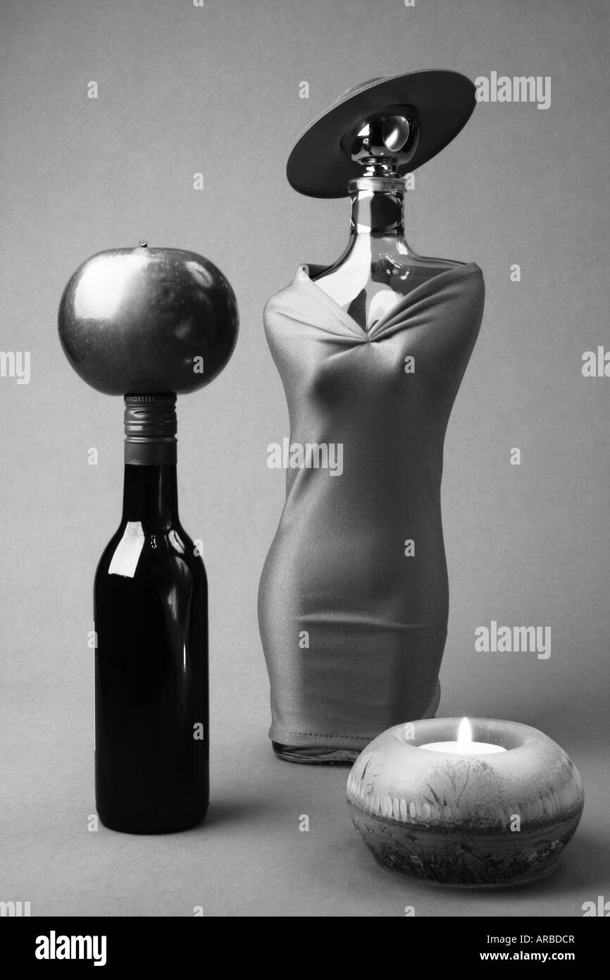 Le premier jour. Composition allégorique de l'homme et de la femme. Nature morte avec bouteilles, apple et lumignon bougie. Vision artistique. Banque D'Images