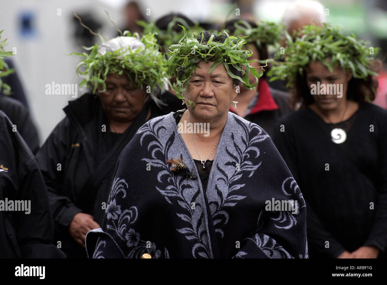 Sir Edmund Hillary, funérailles d'État à Auckland Nouvelle-Zélande Ngati Whatua maoris arrivent pour accueillir le cercueil Banque D'Images