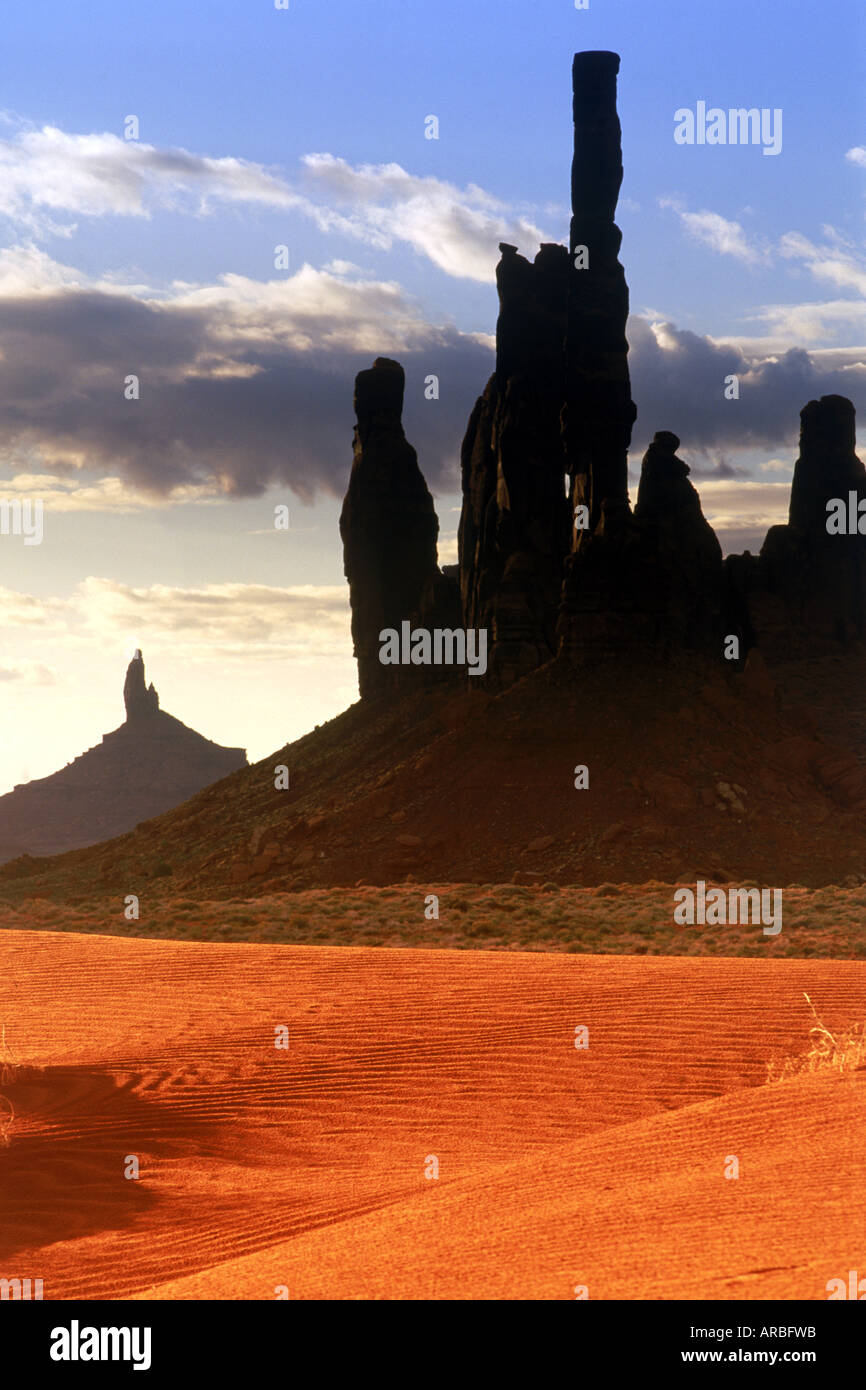 Totem en Navajo Tribal Park silhouetté au lever du soleil à Monument Valley, Arizona Banque D'Images