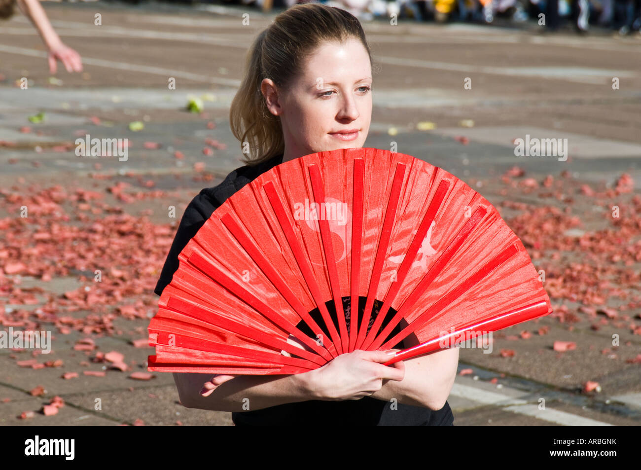 French Girl holding ventilateur chinois au cours d'une manifestation à l'arts des célébrations du Nouvel An chinois à Southampton en Angleterre Banque D'Images