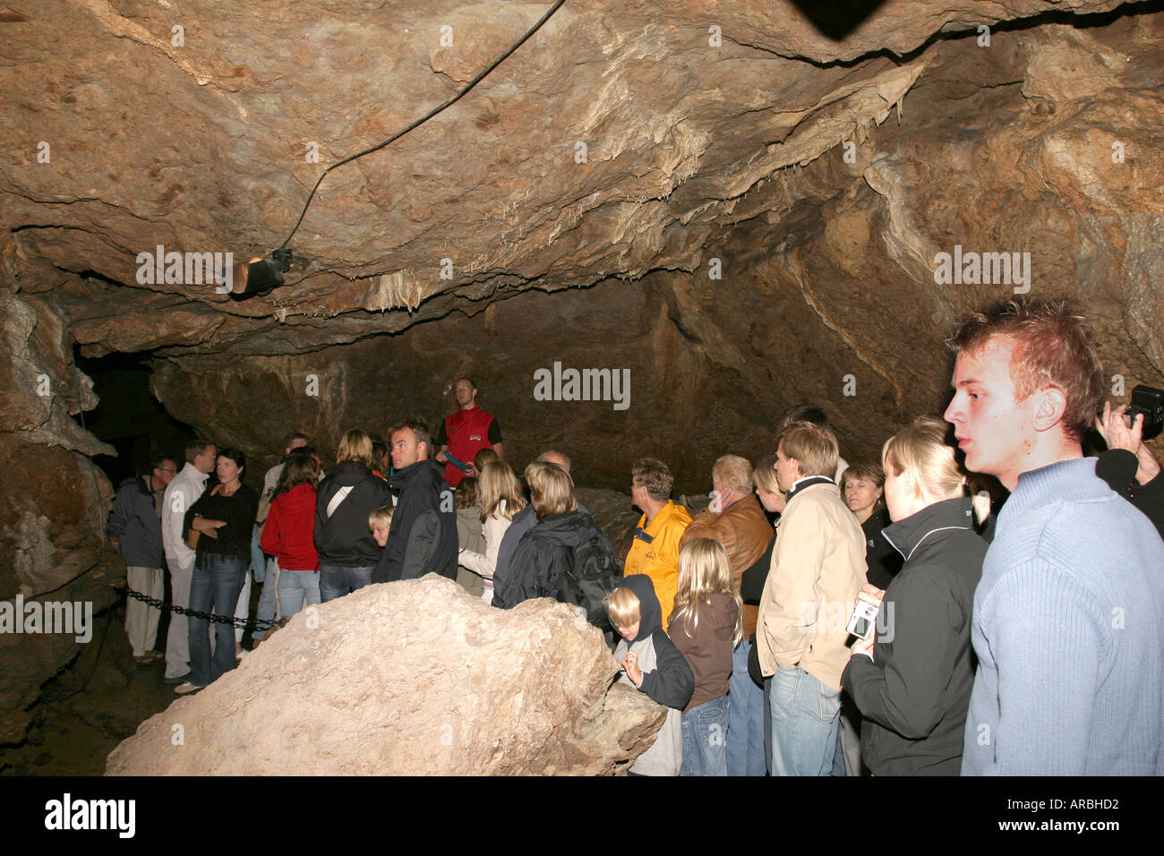 Un groupe de touristes de l'écoute d'un guide à l'intérieur du Gotland Lummelunda caves en Suède Banque D'Images