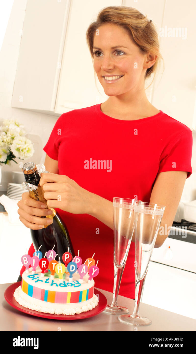 Champagne Gateau D Anniversaire Bougies Banque D Image Et Photos Alamy