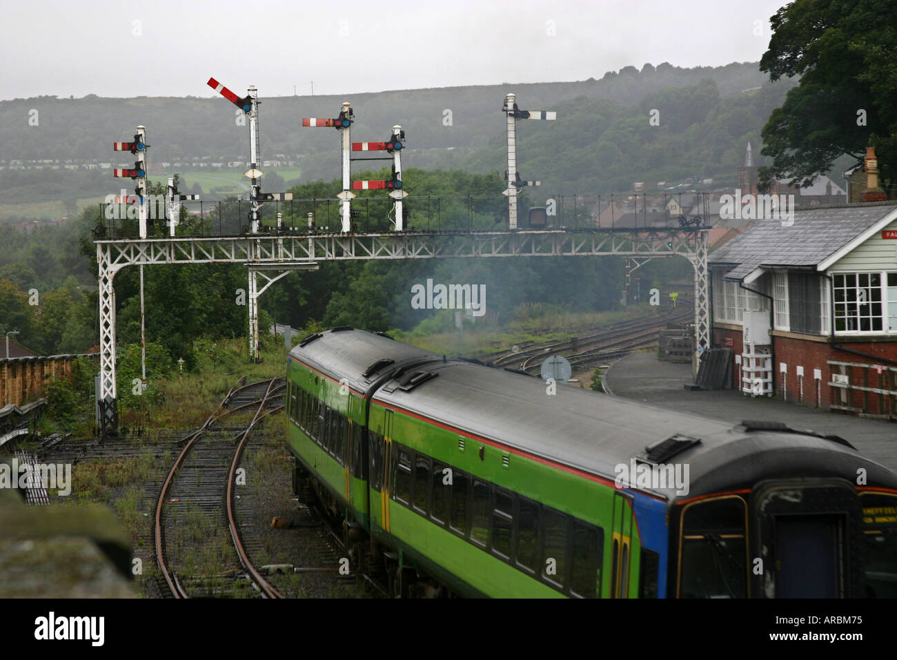 Bras de fer sur le signal de sortie de ligne de la gare de Scarborough. Banque D'Images