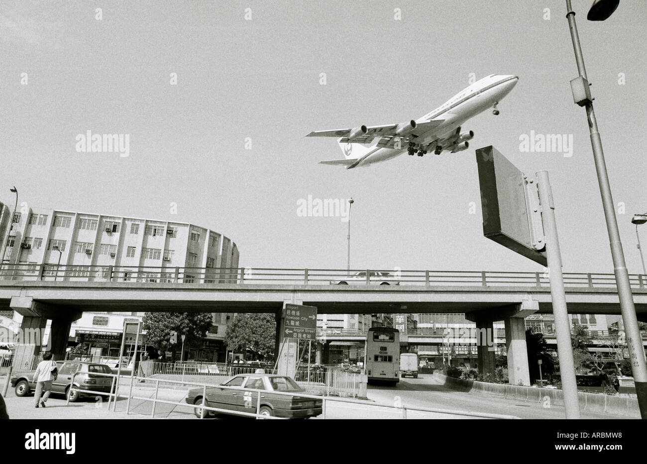 Avion décollant à l'ancien aéroport de Kai Tak à Kowloon à Hong Kong en Chine, en Extrême-Orient Asie du sud-est. L'Aviation de transport Wanderlust Travel Sky Banque D'Images