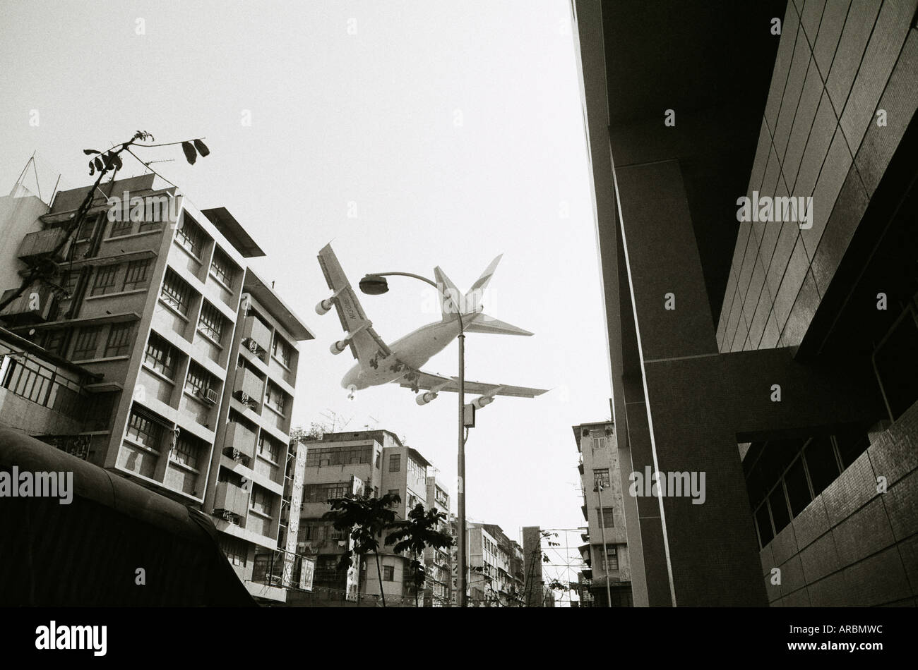 Avion arrivant à l'ancien aéroport de Kai Tak à Kowloon à Hong Kong en Chine, en Extrême-Orient Asie du sud-est. L'Aviation de transport Wanderlust Travel Sky Banque D'Images