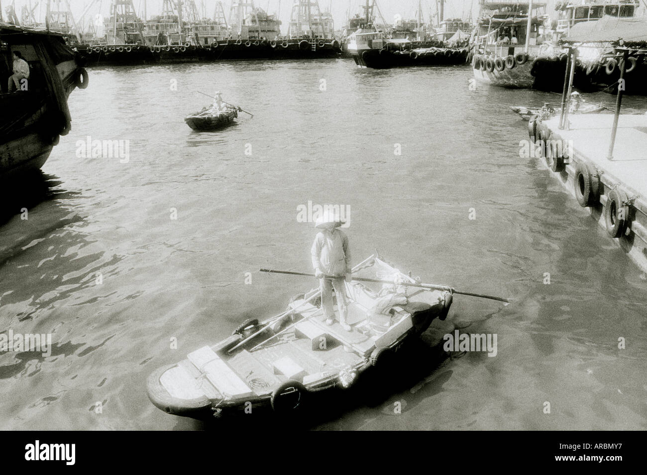 La vie au Dock à Kowloon Mongkok à Hong Kong en Chine en Extrême-Orient Asie du sud-est. La pauvreté Reportage bateau Voile vie Les gens voyagent Banque D'Images