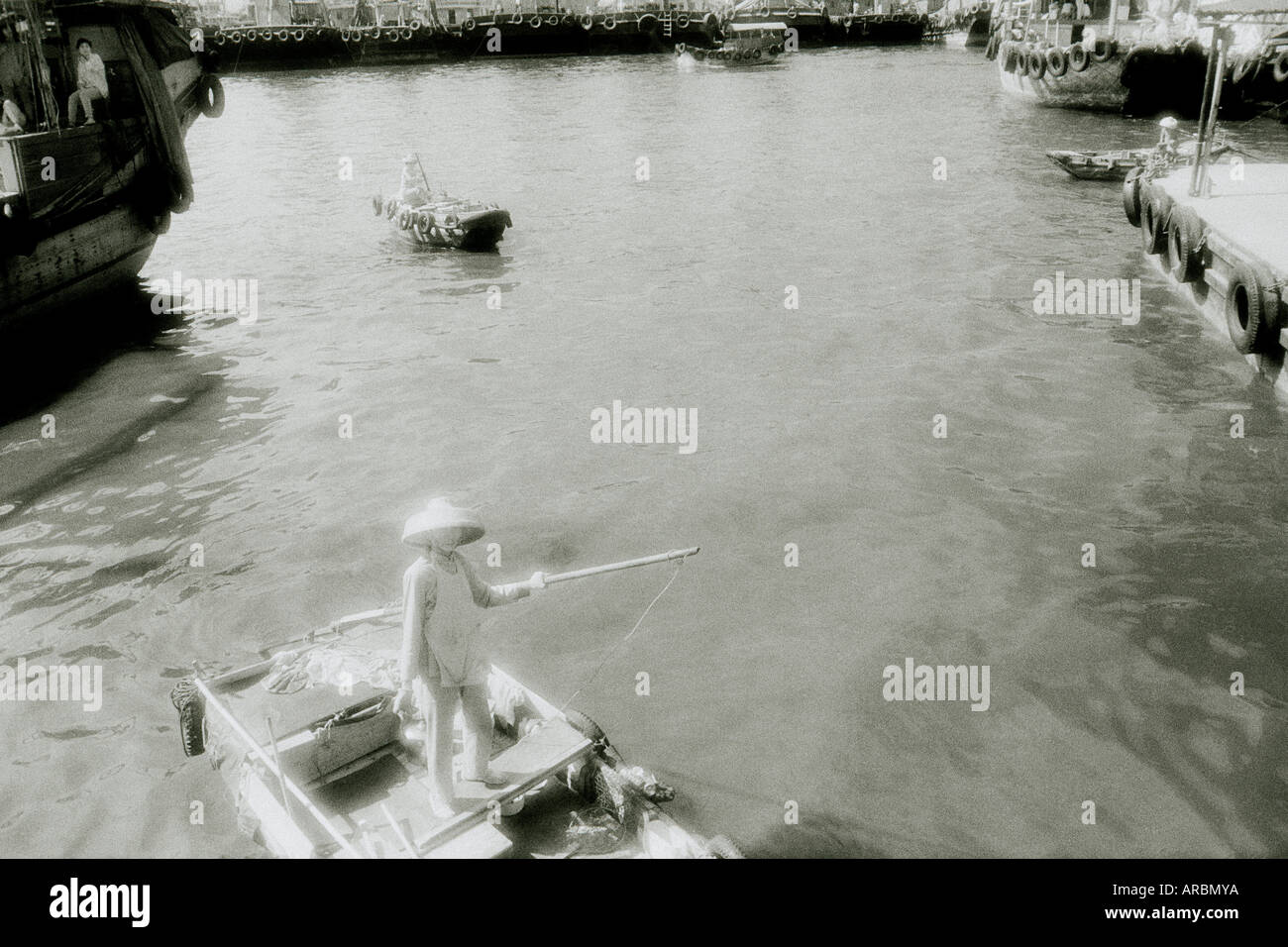 La vie au Dock à Kowloon Mongkok à Hong Kong en Chine en Extrême-Orient Asie du sud-est. La pauvreté Reportage bateau Voile vie Les gens voyagent Banque D'Images